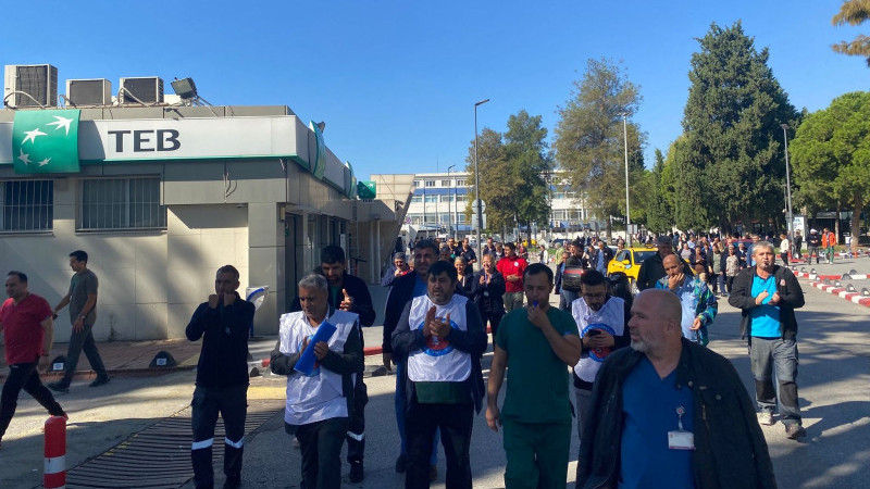 Ege Üniversitesi Hastanesi'nde sağlık işçilerinden tam gün iş bırakma eylemi