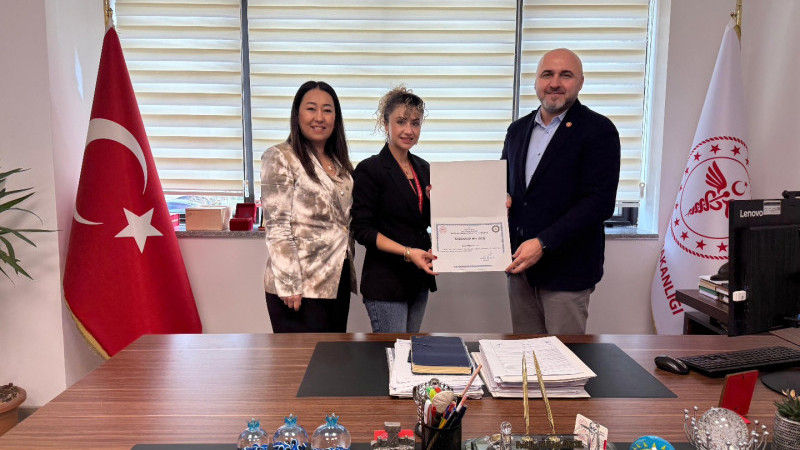 Buca Seyfi Demirsoy Hastanesi’nde Gülşah Genç'e plaket ve teşekkür