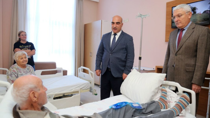 İzmir İl Sağlık Müdürü Doç. Dr. Ayhan Kul, Çeşme Devlet Hastanesi'ni ziyaret etti