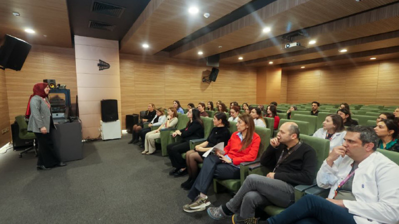 İzmir Şehir Hastanesi'nde çocuk yoğun bakım hemşireliği eğitimi başladı