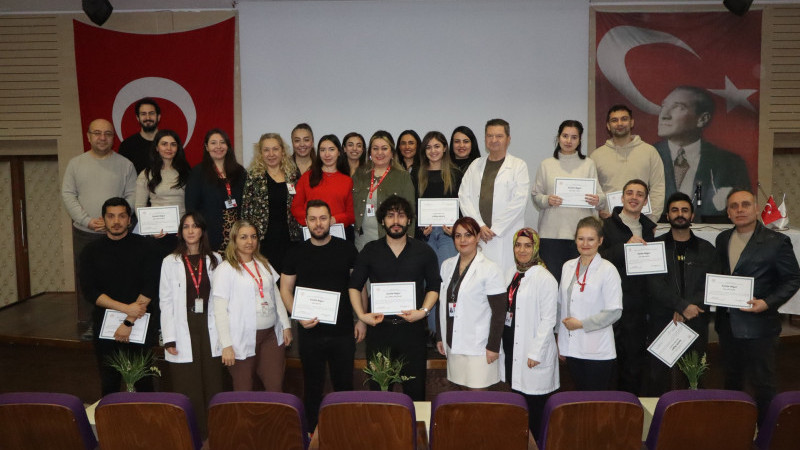 İzmir Atatürk EAH hemşirelik eğitimine katkı sağlayan kursiyerleri ödüllendirdi