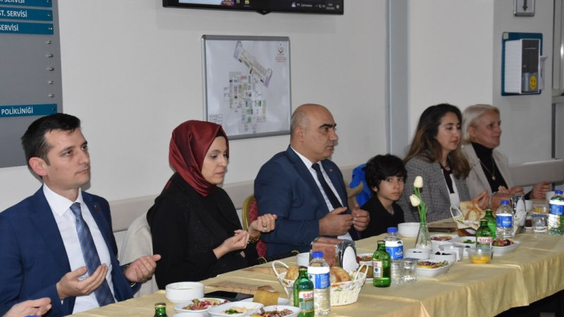 İzmir İl Sağlık Müdürü Ayhan Kul, Urla'da sağlık çalışanlarıyla iftar'da buluştu