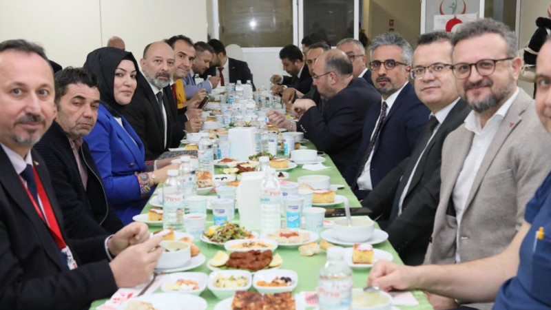 İzmir İl Sağlık Müdürü Ayhan Kul, Çiğli’de sağlık çalışanlarıyla iftarda buluştu