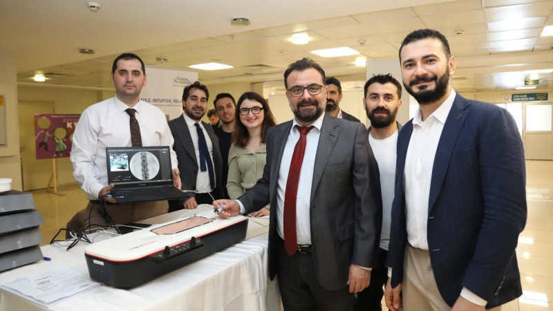 Çiğli’de tıp dünyasında bir ilk: Ağrı pili canlı olarak gösterildi