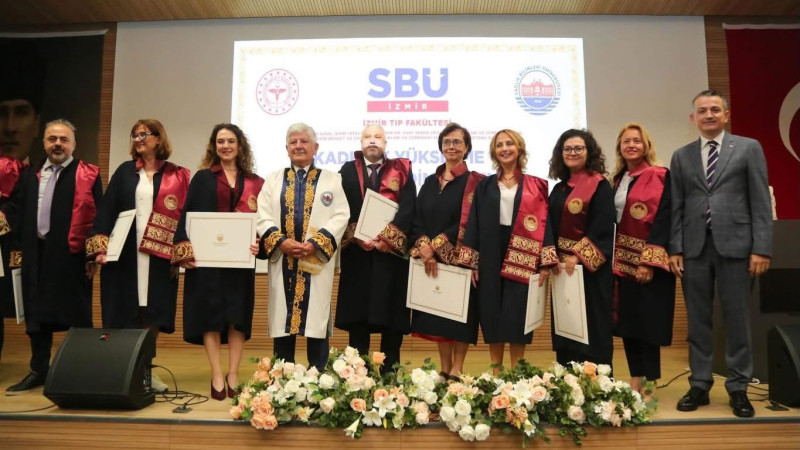 İzmir Şehir Hastanesi'nde akademik gurur: 238 öğretim üyesine cübbe giydirildi