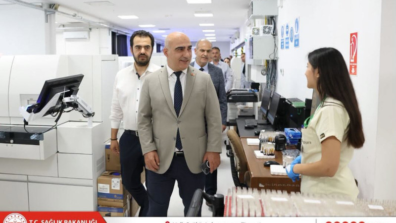 İzmir İl Sağlık Müdürü Doç. Dr. Ayhan Kul, Halk Sağlığı Laboratuvarı’nı inceledi
