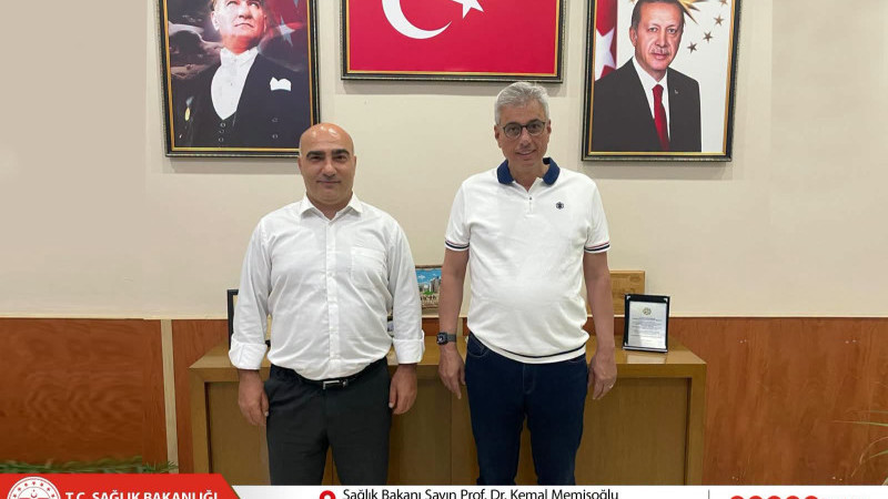 İzmir İl Sağlık Müdürü Kul’dan Bakan Memişoğlu’na nostaljik hediye