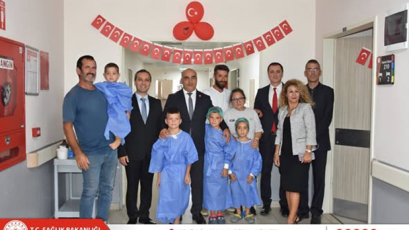 Doç. Dr. Ayhan Kul Urla Devlet Hastanesi’ndeki Sünnet Şenliği öncesi aileleri yalnız bırakmadı